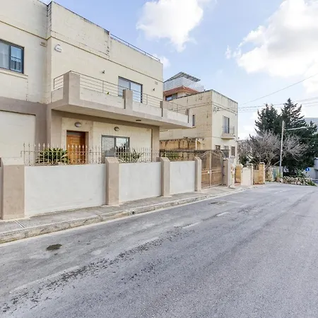 A Beautiful 4br With Private Pool & Deck By 360 Estates * Naxxar