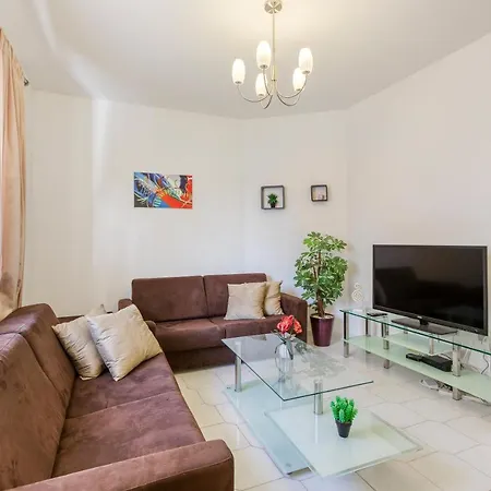 A Beautiful 4br With Private Pool & Deck By 360 Estates